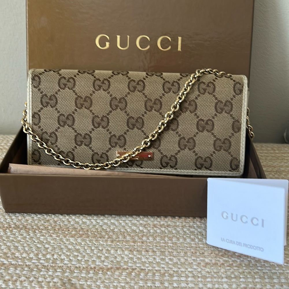 Gucci wallet on a chain